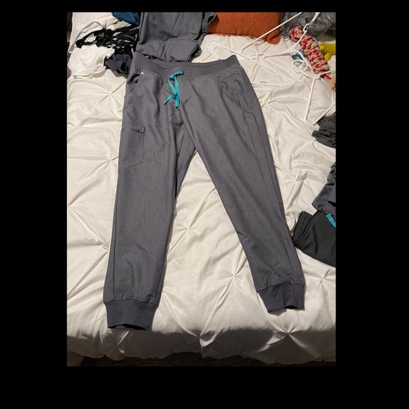 FIGS SCRUBS - Picture 3 of 4